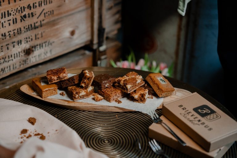 Home Vier verschillende brievenbus cadeau banketsoorten: Haagsche Hopjes, Chocolade, Kaneel en Walnoot Sinaasappel banket doosjes