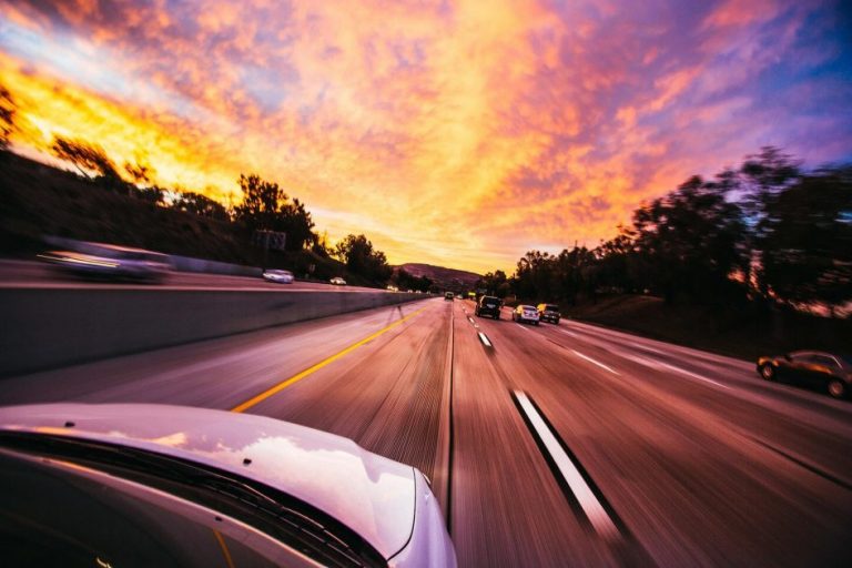 Home Instructor en leerling volgen autorijles bij Rijschool Uniek, onderdeel van de praktische voorbereiding