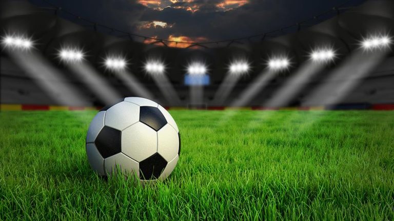Home Goed verlicht voetbalveld met professionele LED-verlichting voor optimale speelervaring en veiligheid