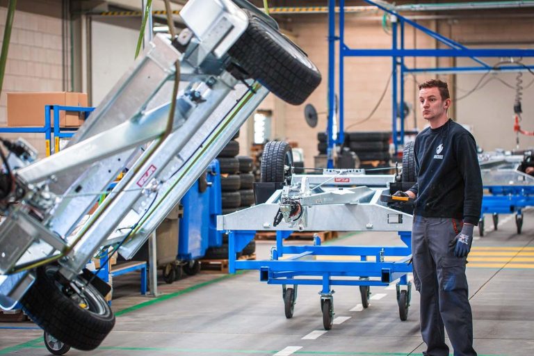 Onderhoud aanhangwagen inspectie productielijn met focus op structurele componenten en veiligheidscontroles
